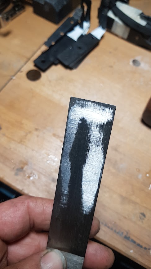 Het felgekleurde metaal zijn al beginnende vlakke delen.