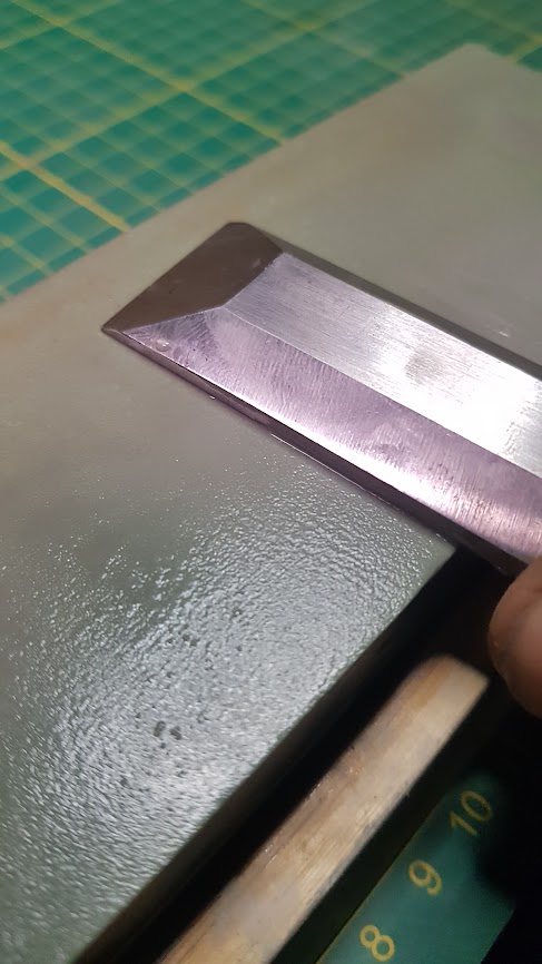 Altijd eerst de vlakke kant van je steekbeitel of schaafmes mooi vlak maken.